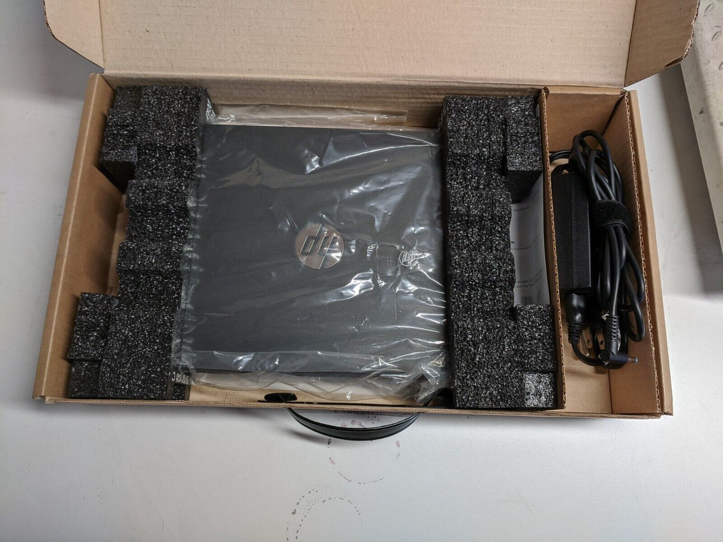 HP CHROMEBOOK 11-v010nr Laptop 11.6" HD LED 4GB RAM 16GB SSD-SCRATCHES