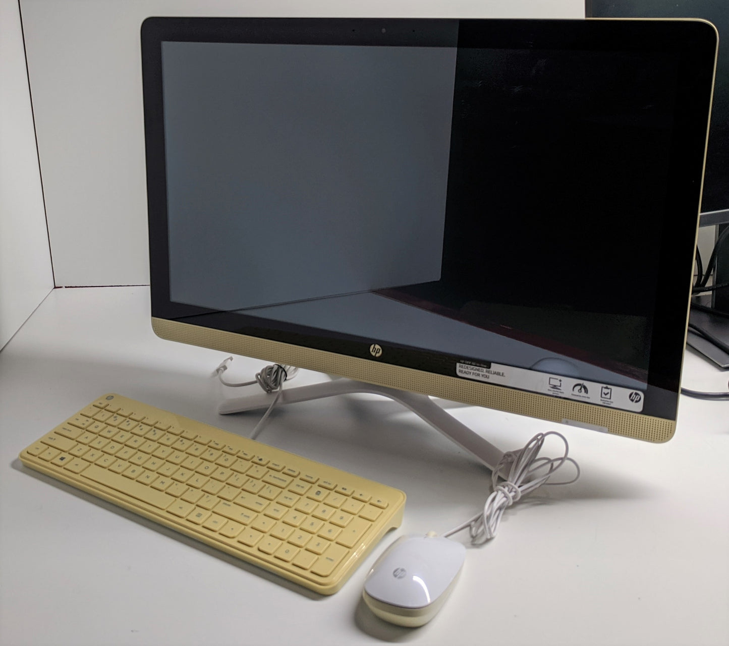 HP All-In-One PC TPC-Q033-24 A8-7410, 2.2GHz, 8GB RAM, 1TB
