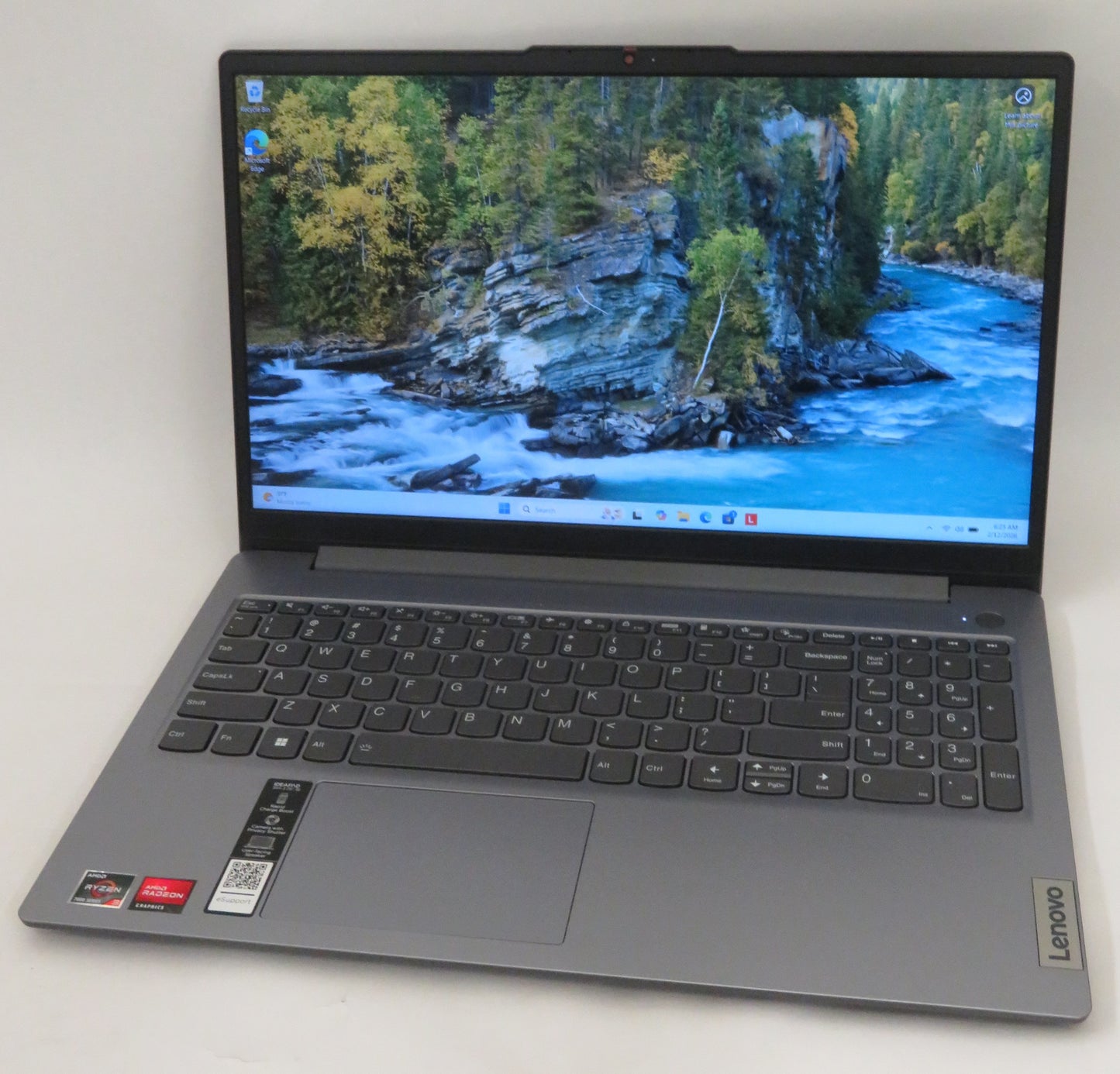 Lenovo IdeaPad Slim 3 15.6in Ryzen 3 7320U 2.4GHz 8GB RAM 512GB Win 11