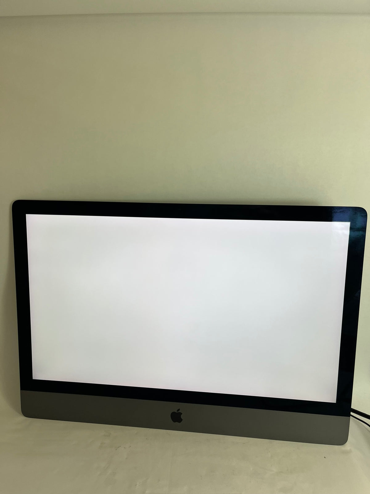 Apple iMac Pro 27in Xeon W-2150B 3.0GHz 64GB RAM 1TB macOS Radeon Pro Vega 64