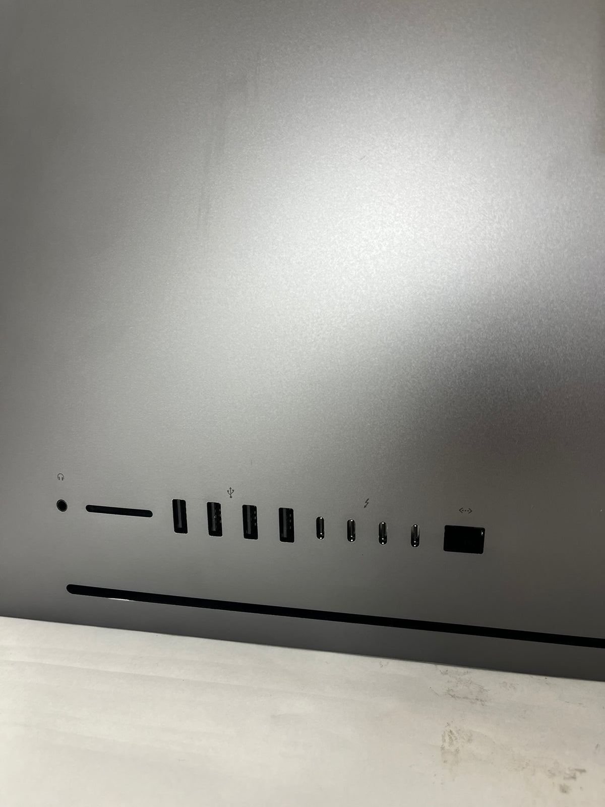 Apple iMac Pro 27in Xeon W-2150B 3.0GHz 64GB RAM 1TB macOS Radeon Pro Vega 64